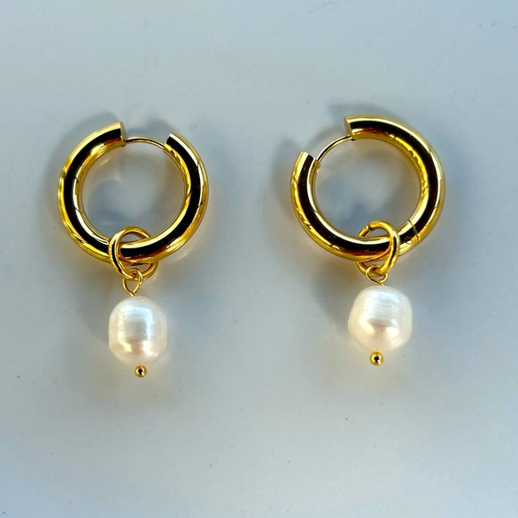 18K Gold Plated Freshwater pearl earrings - Picture 2 of 4